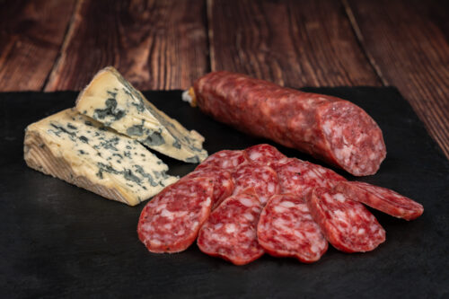 Fuet con queso azul